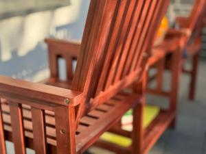 BANC , fauteuils de jardin doubles avec tablette, acacia massif